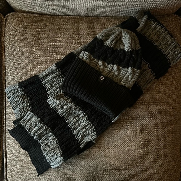 Ugg Cable Knit Scarf and Hat Set - Picture 2 of 6